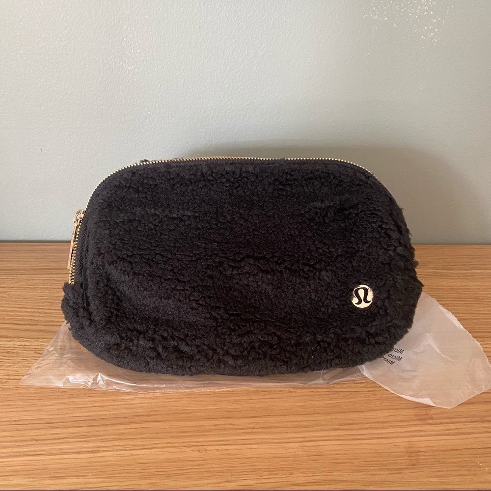 Lululemon NWT Everywhere Belt Bag - Sherpa Black & Gold Fanny Pack